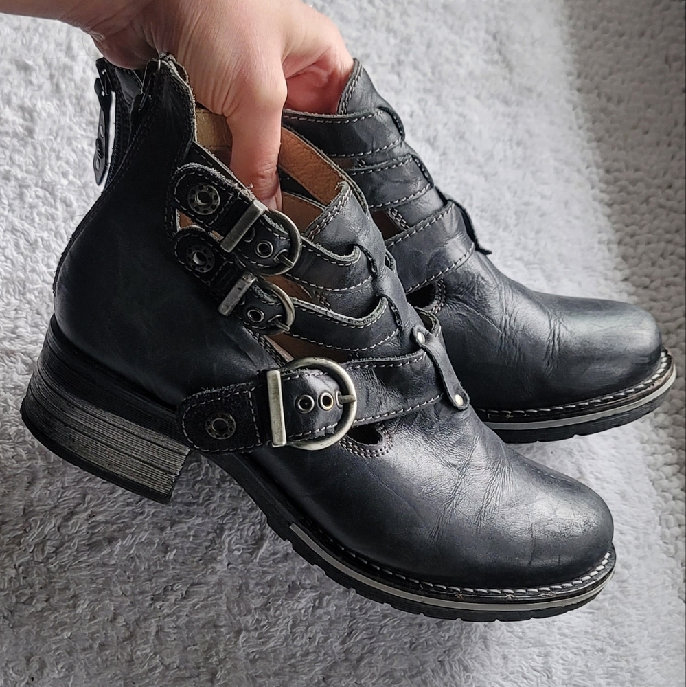Dromedaris “Kelsey” Leather Buckle Ankle Boots